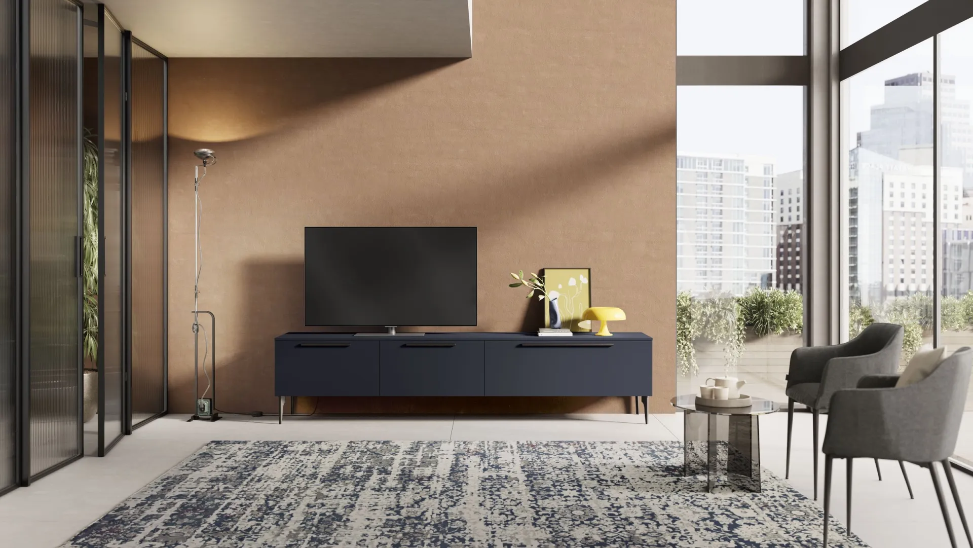 Mobile TV basso Feeling Scavolini laccato blu notte su piedini in metallo davanti a una parete terracotta
