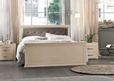 Letto Elena Arcadia Colombini con testata imbottita capitonné in cornice di legno chiaro