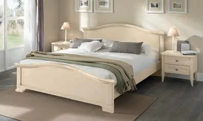 Letto Licia Arcadia Colombini avorio con testata ad arco e pediera sagomata in una camera luminosa