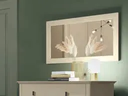 Specchiera a muro Aura Arcadia Colombini, cornice larga, posa orizzontale, sopra un comò