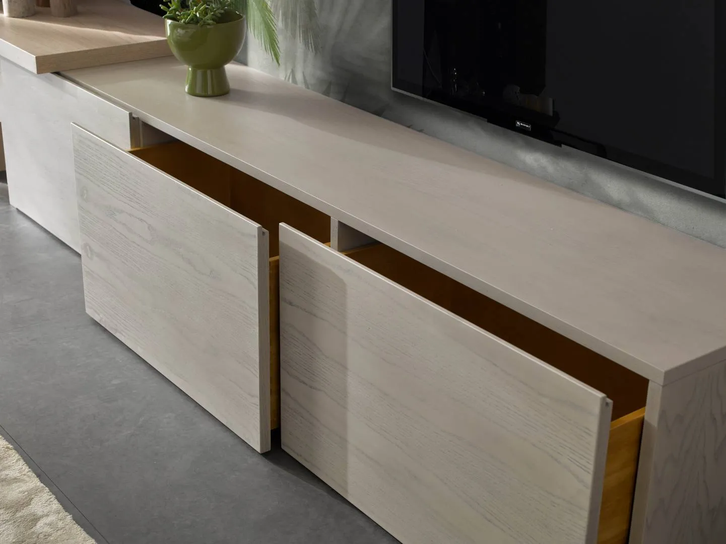 Base porta TV della parete 60.32 Tosato con le ante a ribalta aperte
