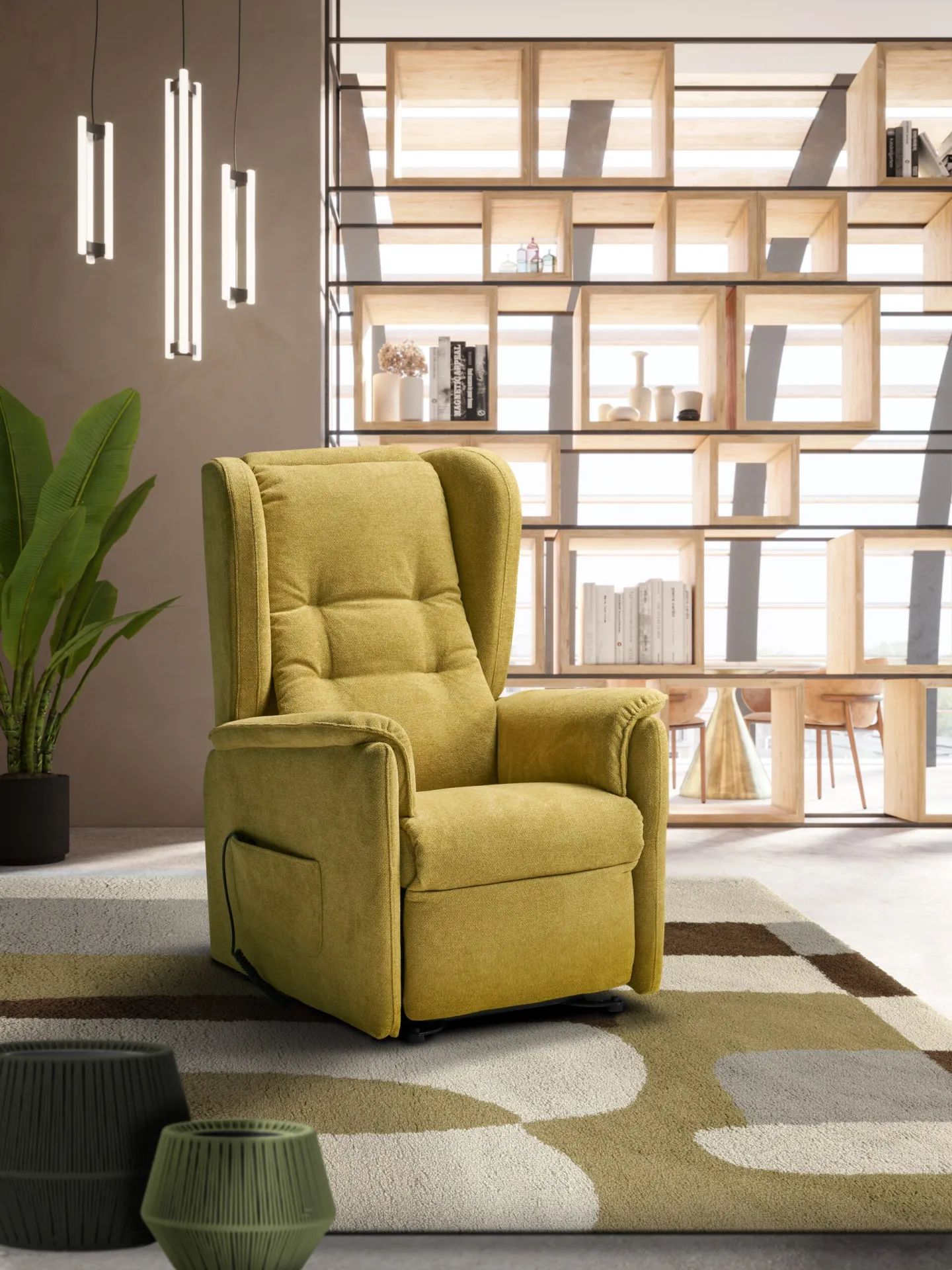 Poltrona relax alzapersona Angela Il Benessere verde acido davanti a una libreria