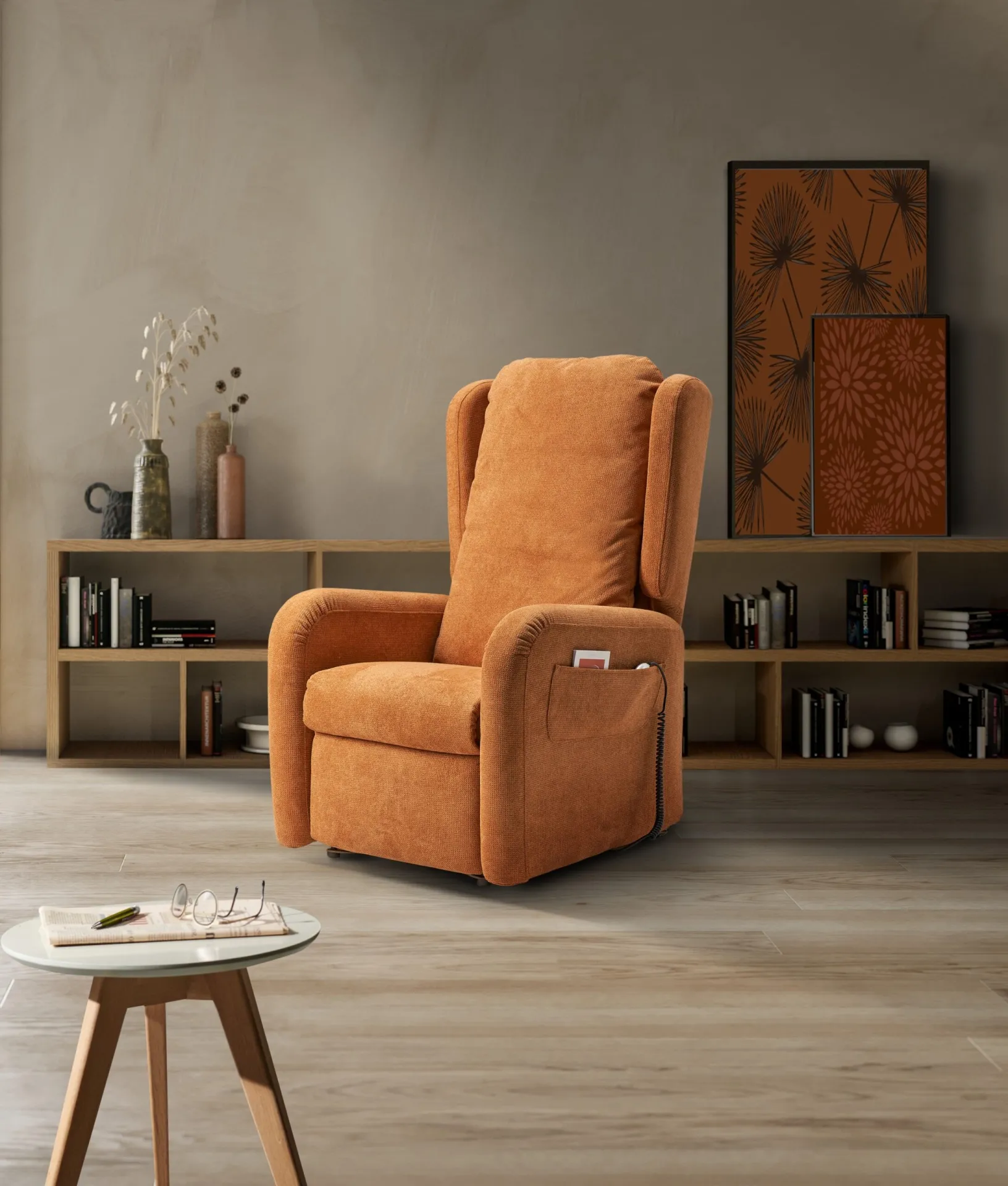 Poltrona relax alzapersona Bianca Il Benessere arancione in un soggiorno con libreria