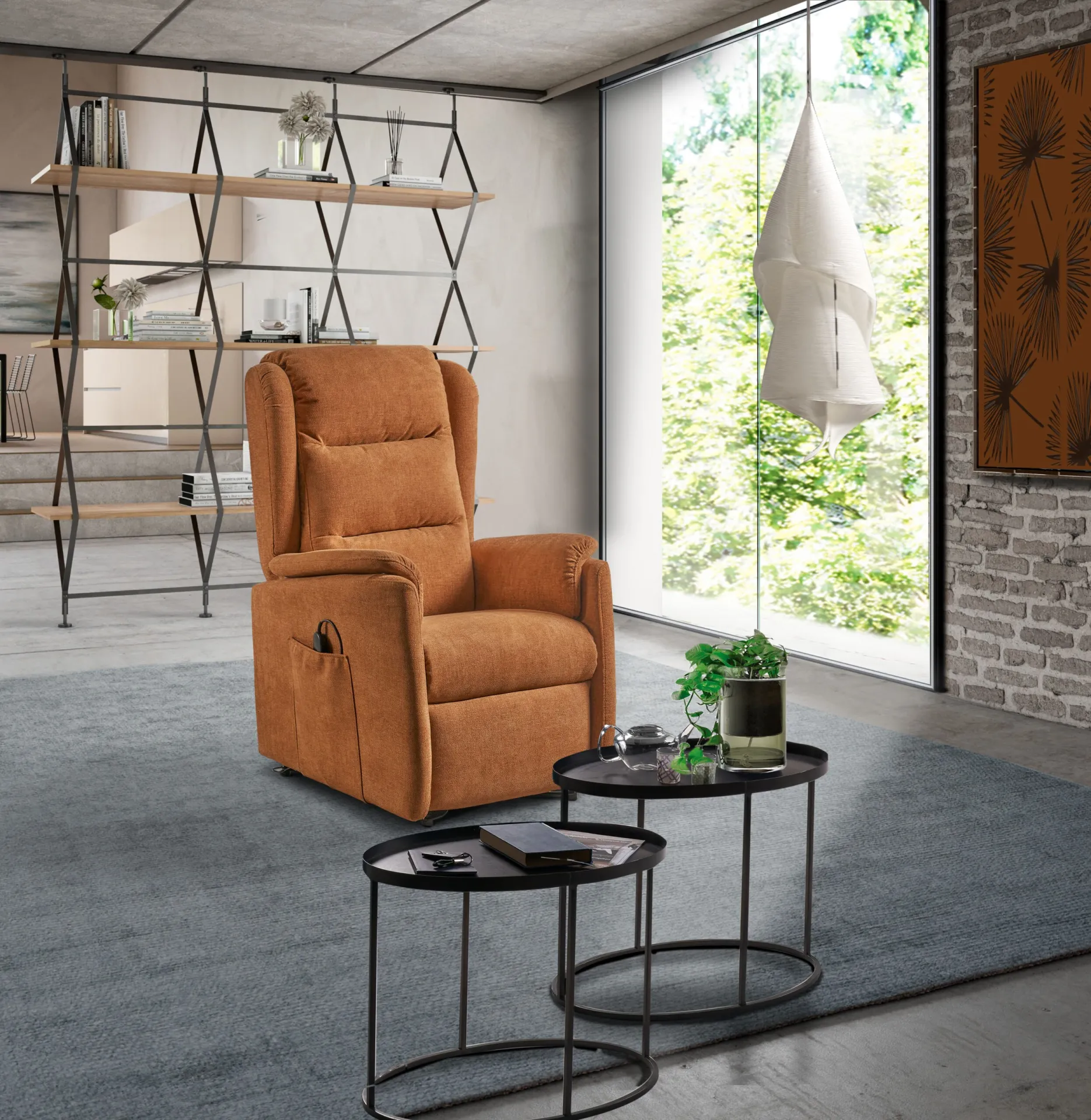 Poltrona relax alzapersona Comoda Il Benessere arancio accanto a tavolini in metallo