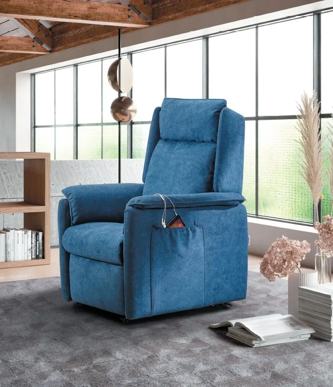 Poltrona relax alzapersona Nicole Il Benessere blu in un loft con vetrate