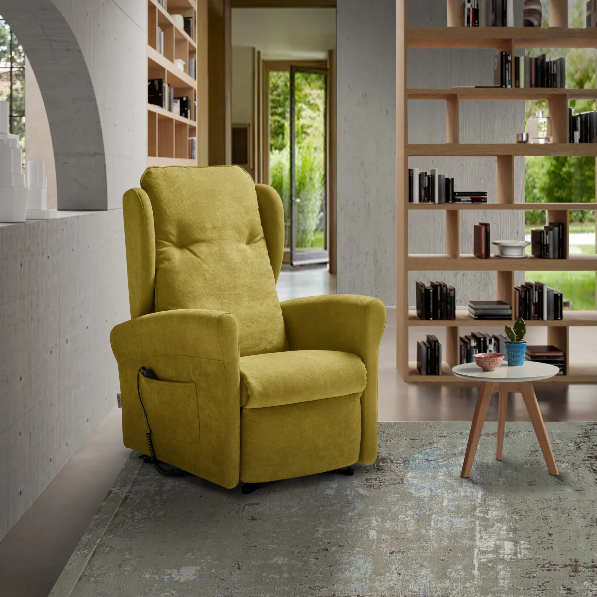 Poltrona relax alzapersona Omega Il Benessere senape davanti a una libreria