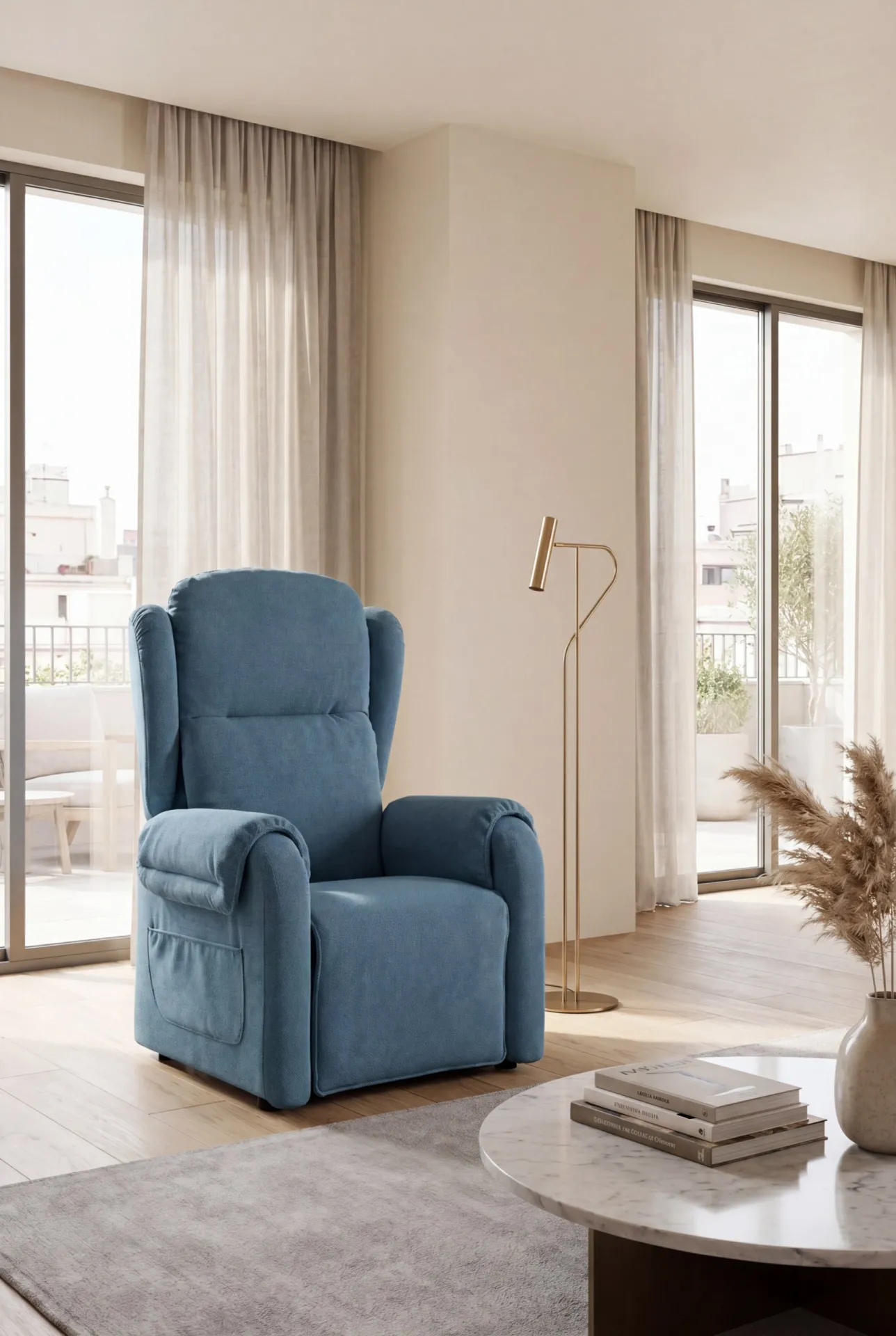 Poltrona relax alzapersona Praga Il Benessere blu petrolio in un soggiorno luminoso