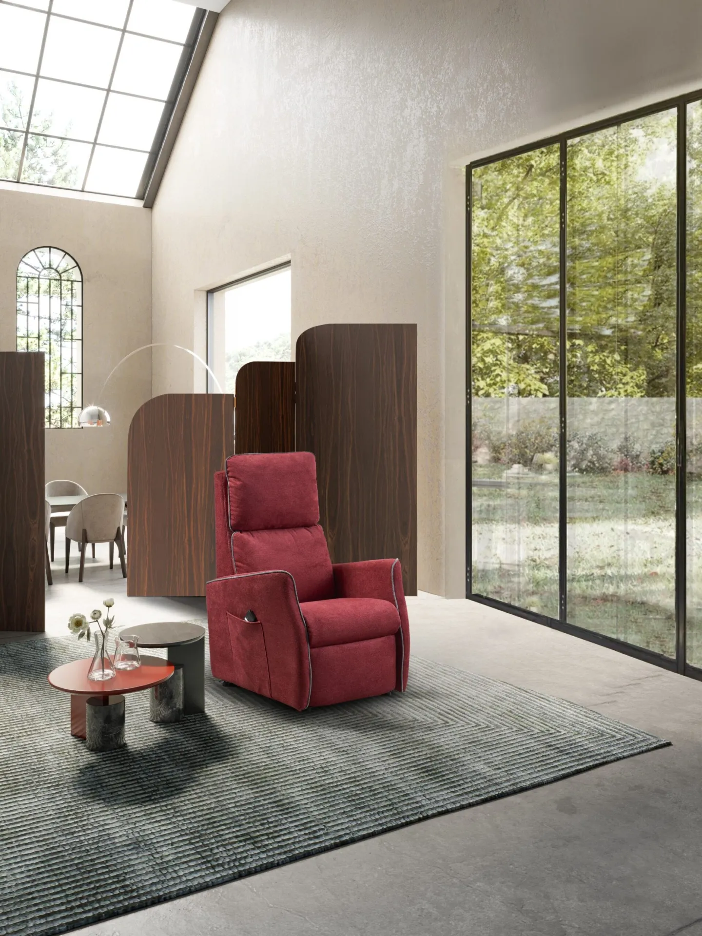 Poltrona relax alzapersona Siria Il Benessere rossa in un soggiorno con vetrata