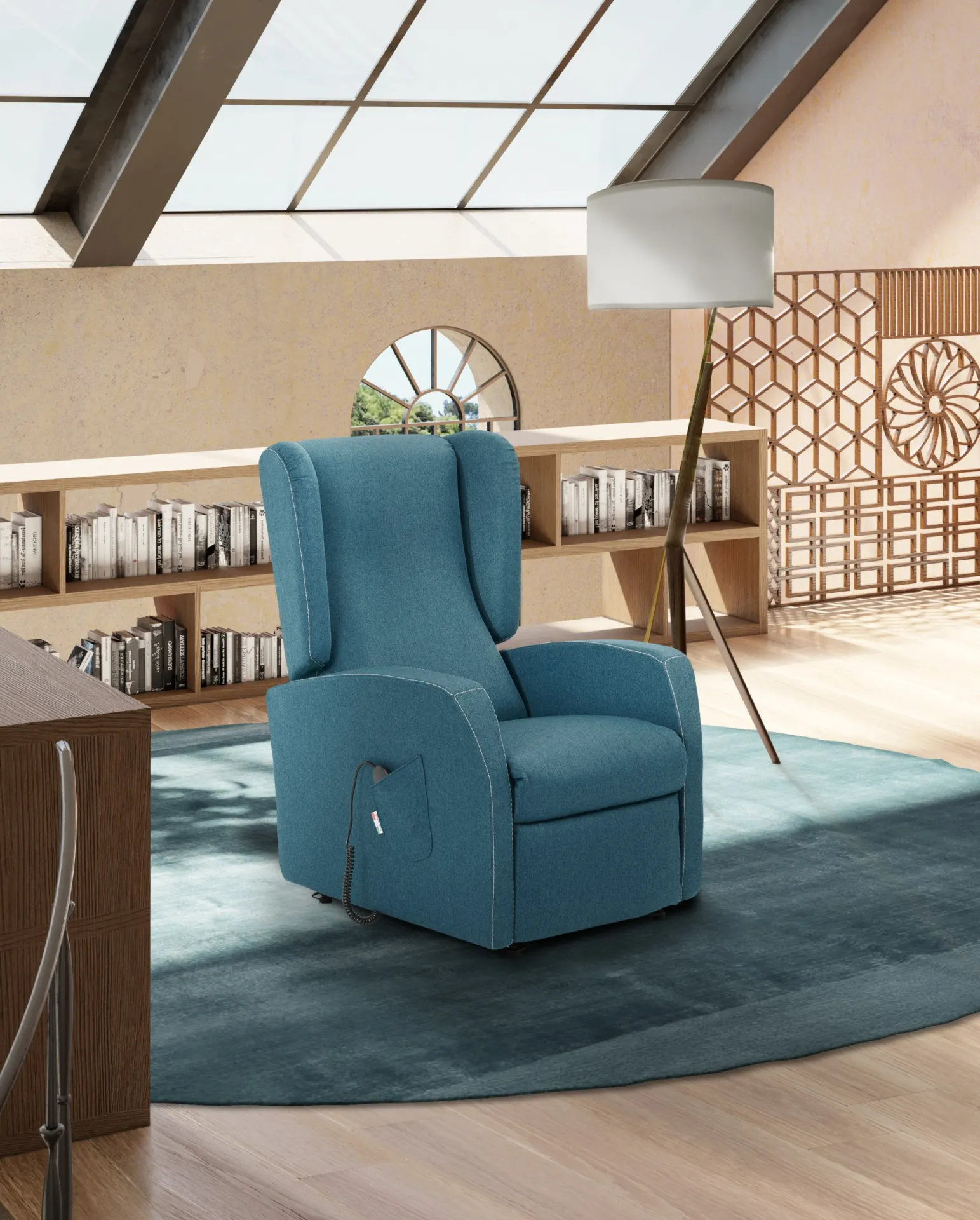 Poltrona relax alzapersona Trilly Il Benessere blu in un salotto con libreria