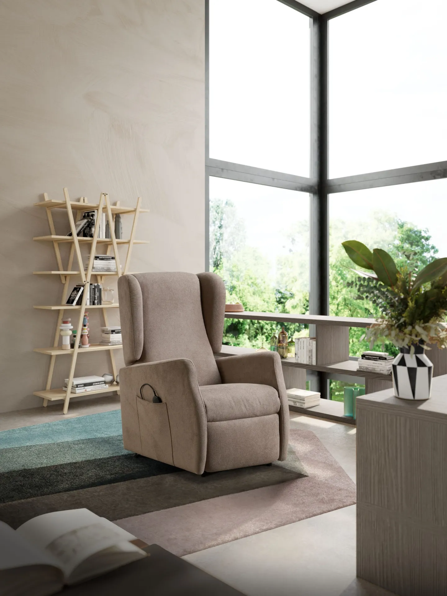 Poltrona relax alzapersona Vienna Il Benessere beige davanti a una vetrata