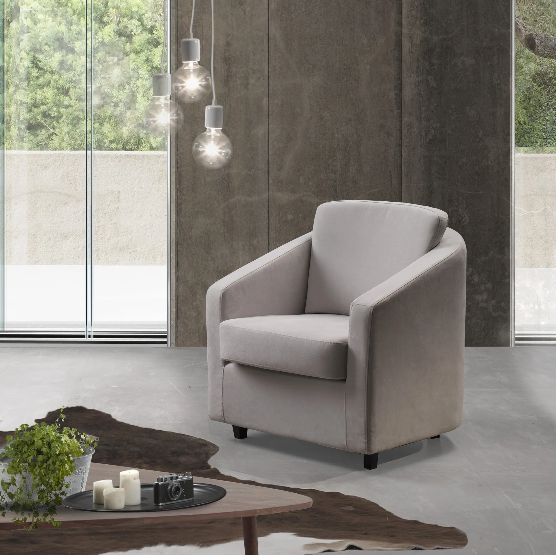 Poltroncina Believe Il Benessere grigio tortora in un soggiorno con vetrata