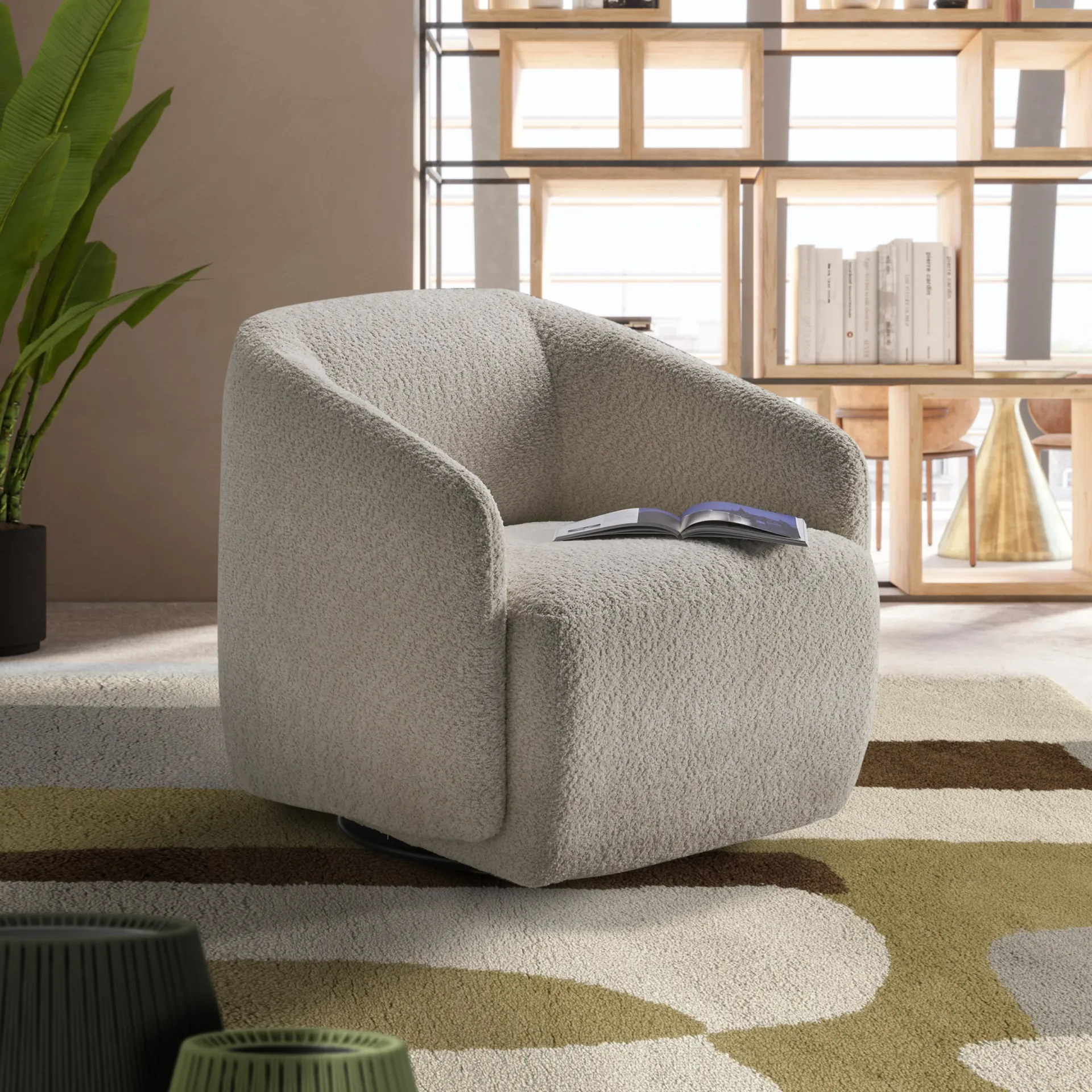 Poltroncina girevole Nice Il Benessere in bouclé chiaro su un tappeto a onde