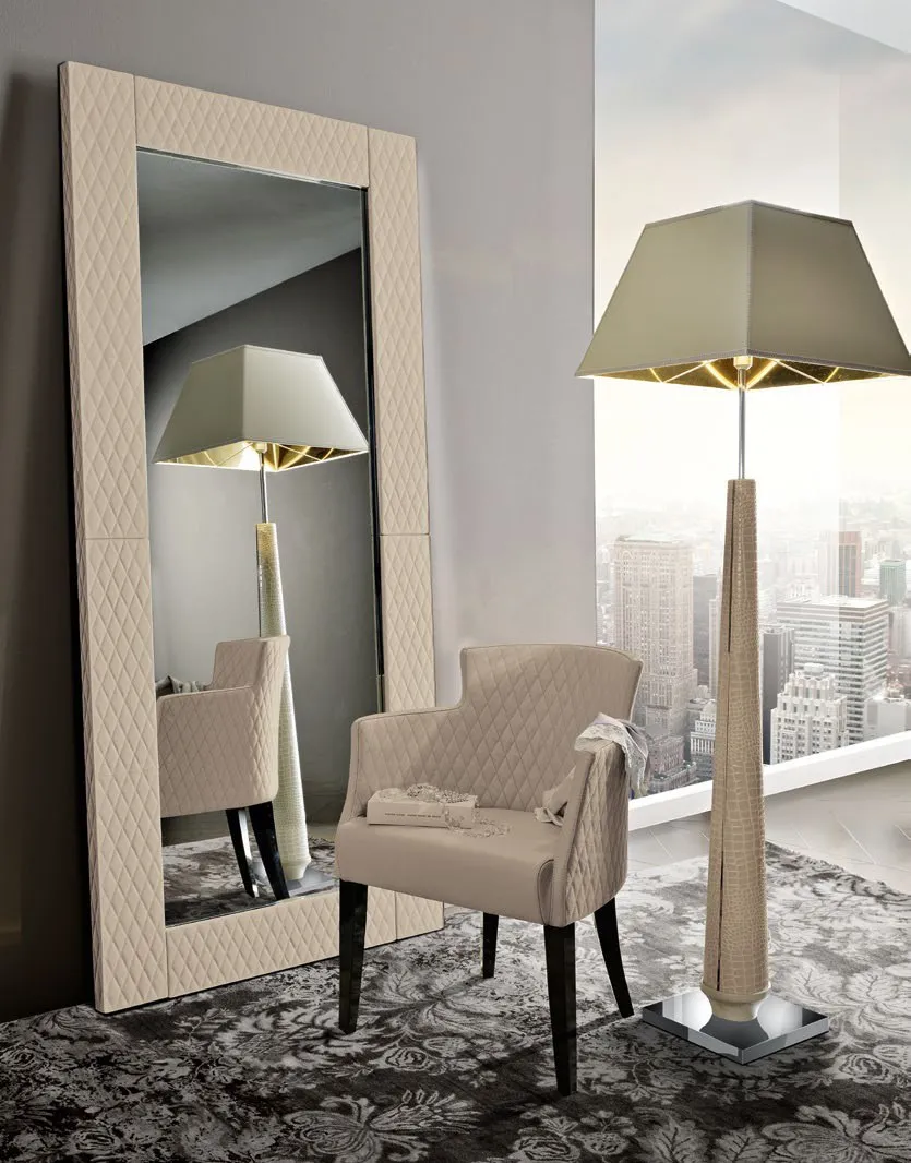 Poltroncina Giada Saber Jewels accanto alla specchiera da terra