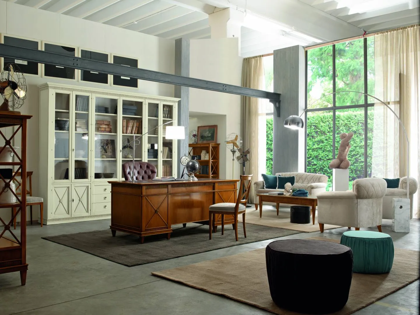Studio con libreria chiara Tosato 60.10 a vetrine, scrivania in legno, poltrone e grandi finestre