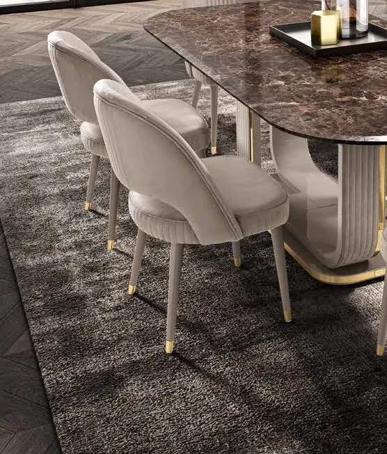 Sedie Crystal Saber Jewels trapuntate attorno al tavolo in marmo