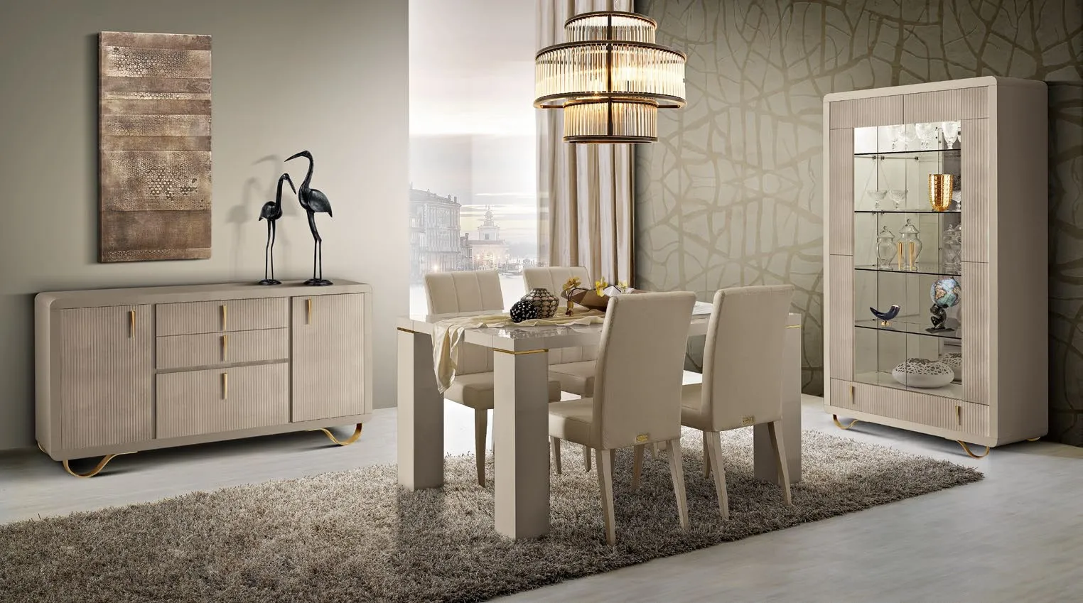 Zona pranzo Amber Saber Jewels con credenza e vetrina