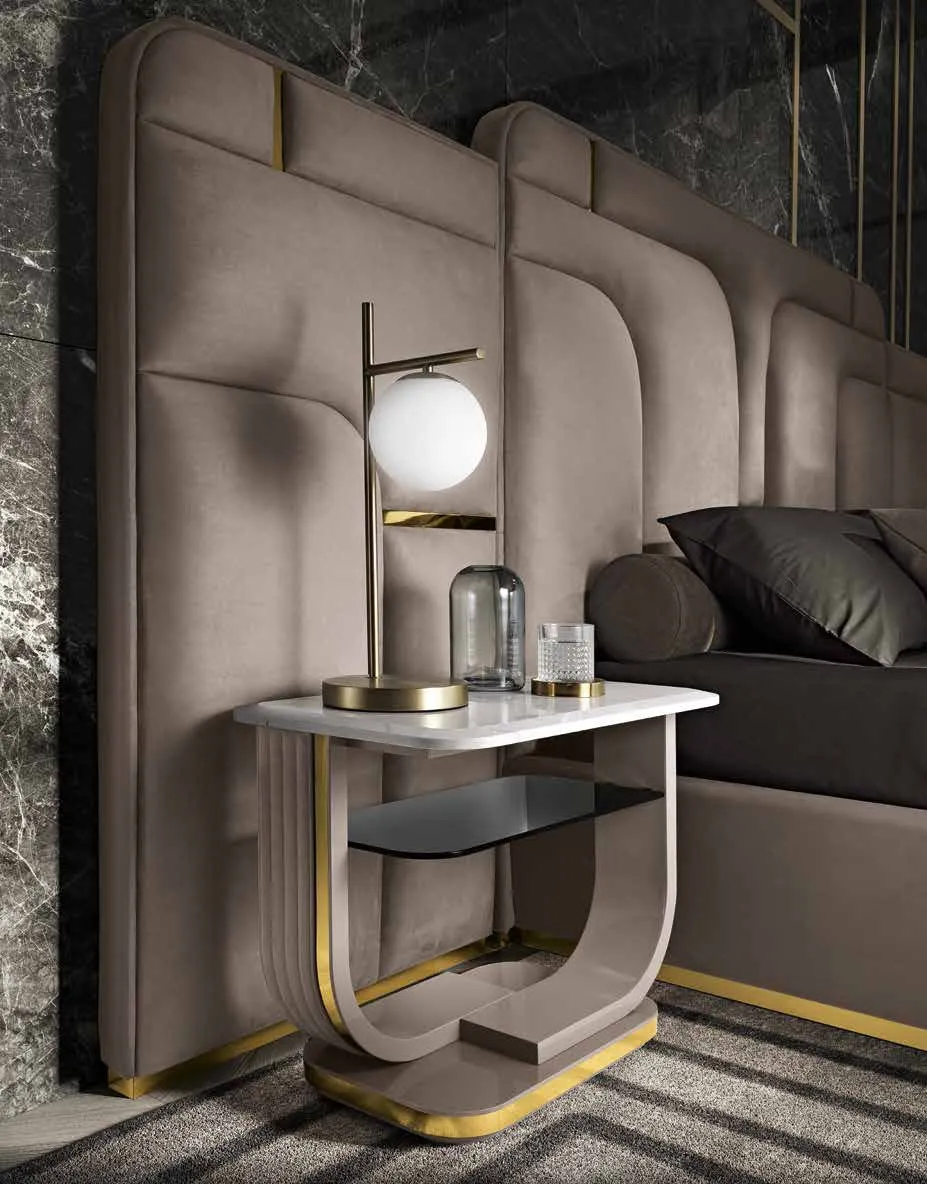 Tavolino da lampada Crystal Saber Jewels accanto al letto