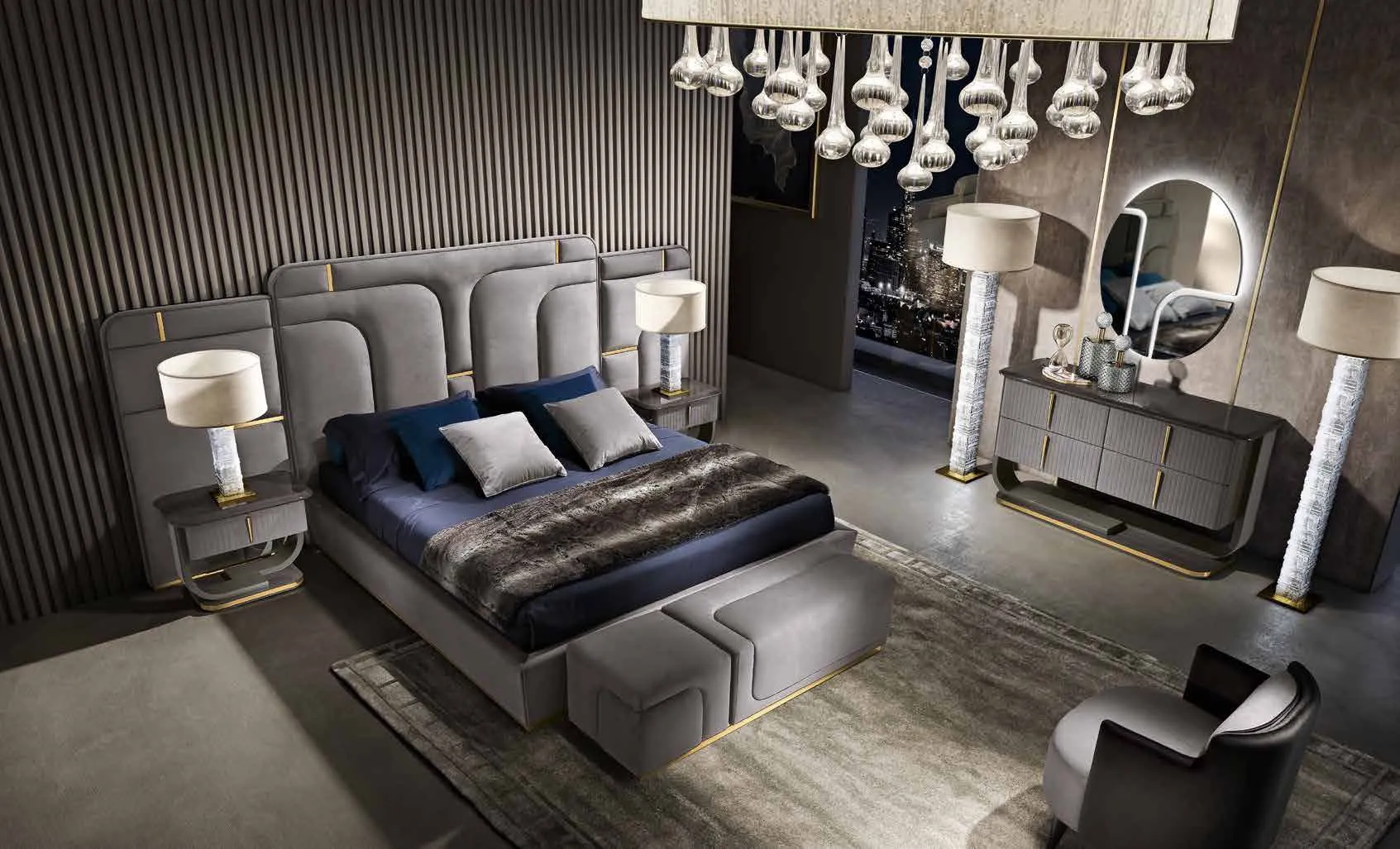 Camera da letto Crystal Saber Jewels con letto tappezzato e lampadario