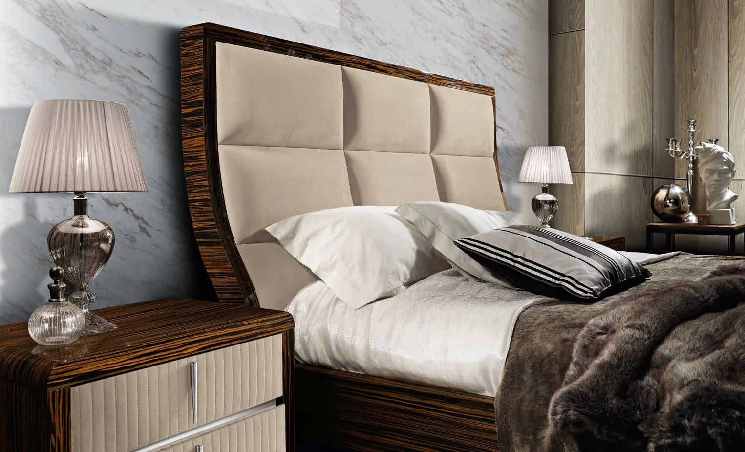 Testiera curva del letto Grace Saber Jewels con pannelli imbottiti