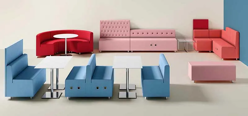 Sedute modulari Levy Domingo colorate in un'area comune