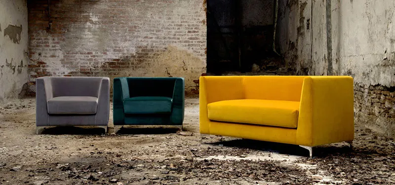 Poltrone e divano Lincoln Domingo in un loft