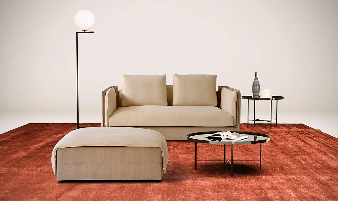Divano componibile Foy Domingo beige con penisola su tappeto rosso