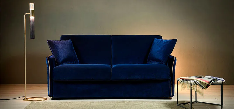 Divano letto Marie Domingo in velluto blu con lampada da terra