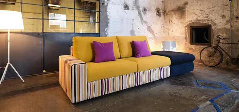 Divano Glenn Domingo con cuscini colorati e lampada da terra
