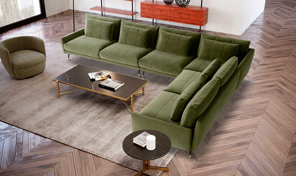 Divano componibile Barlow Domingo verde ad angolo su parquet a spina