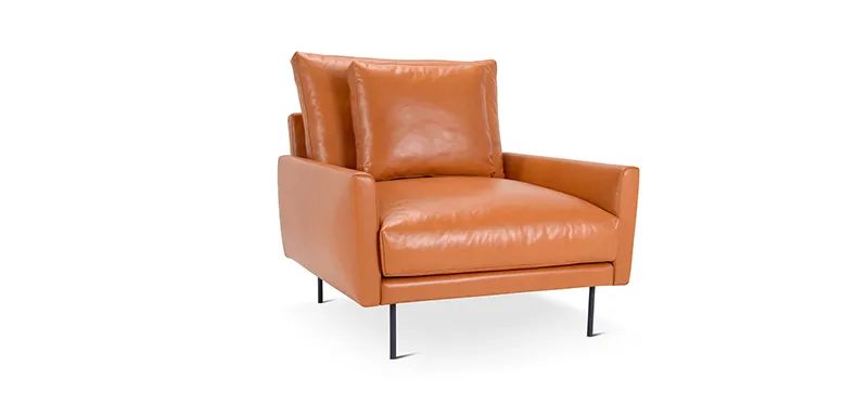 Poltrona Barlow Domingo in pelle cognac su fondo bianco