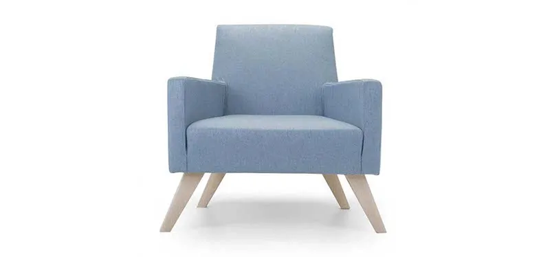 Poltrona Boston Domingo azzurra con schienale basso e gambe in legno