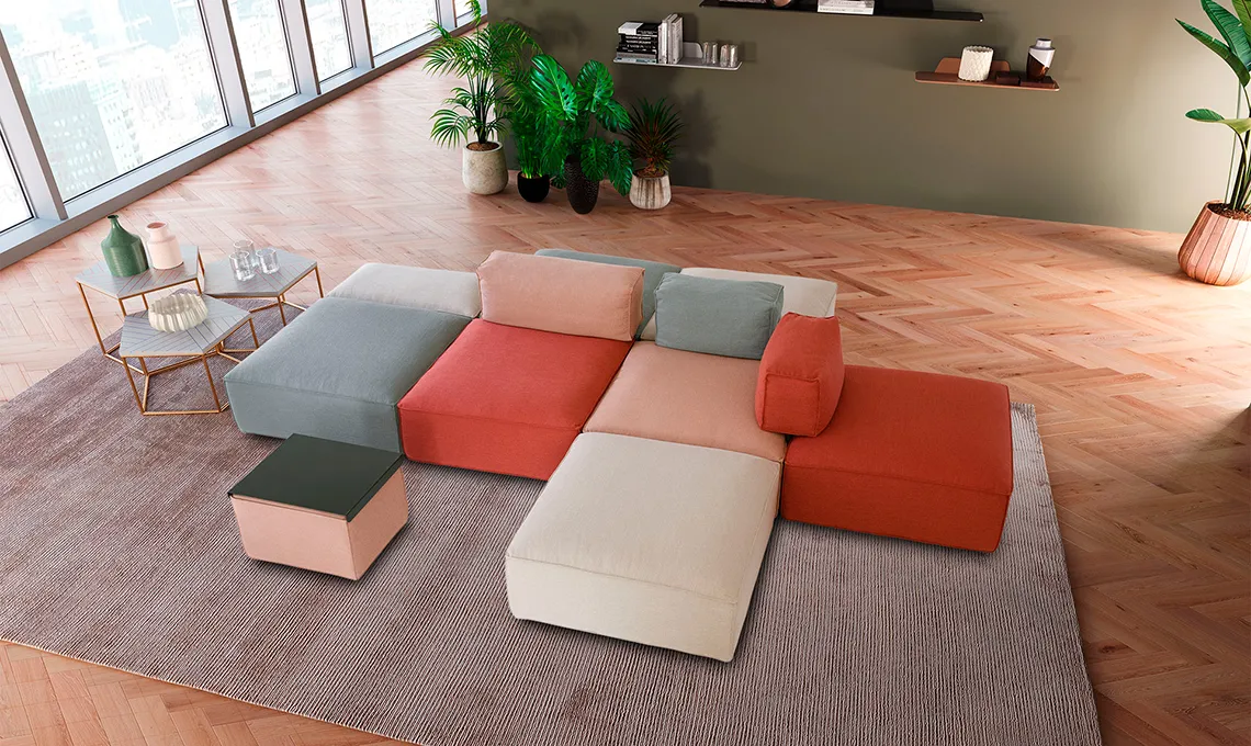 Divano componibile Crosby Domingo con sedute colorate su parquet