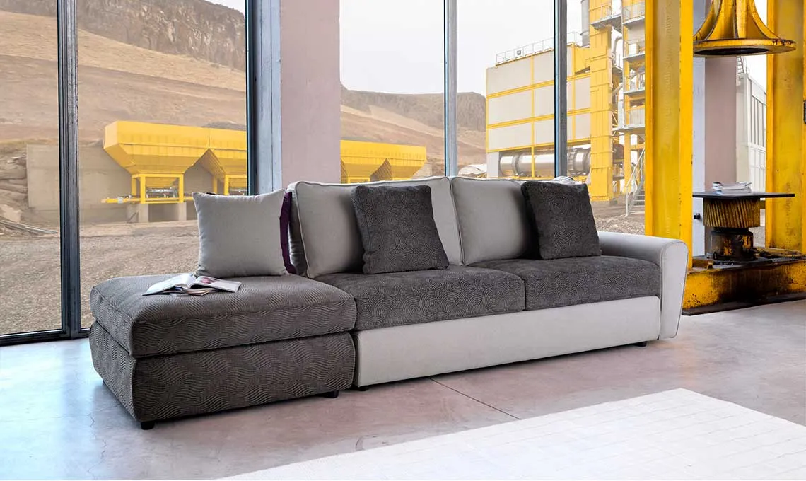 Divano componibile Duffy Domingo grigio con penisola in un loft
