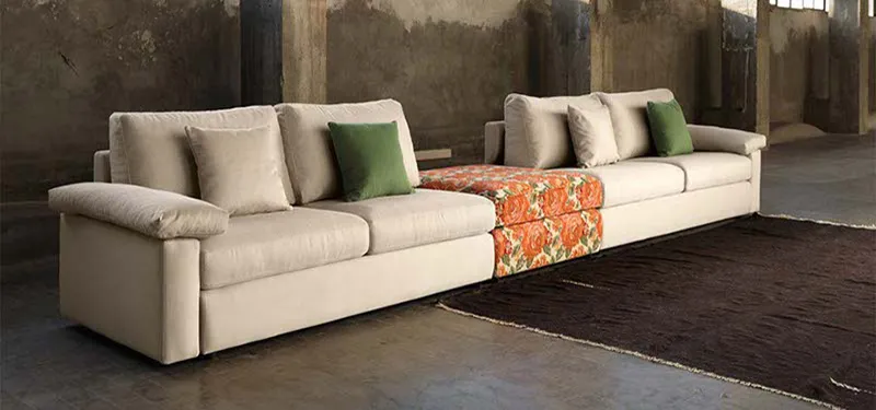 Divano Mukai Domingo con cuscini colorati in un loft
