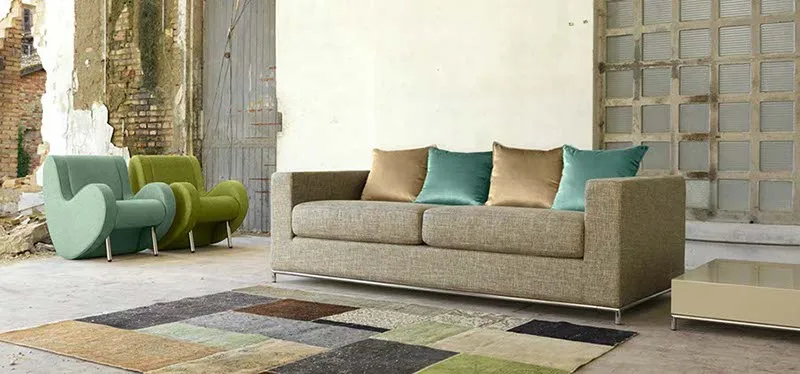 Divano Newman Domingo beige in un ambiente industriale