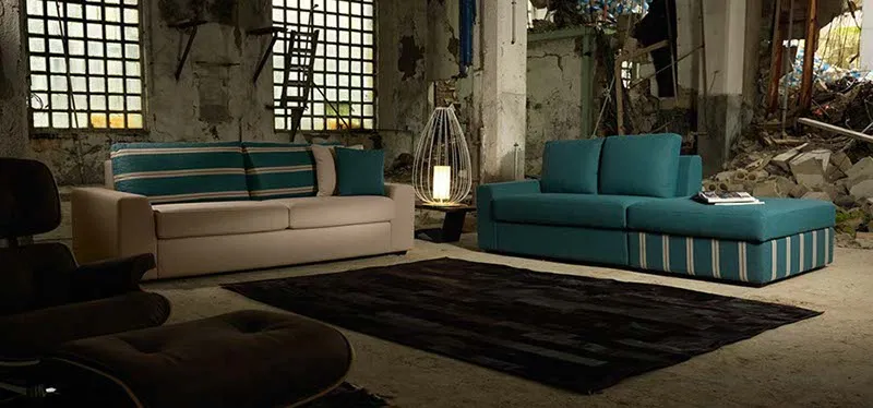Divano Sander Domingo in un loft con pouf turchese