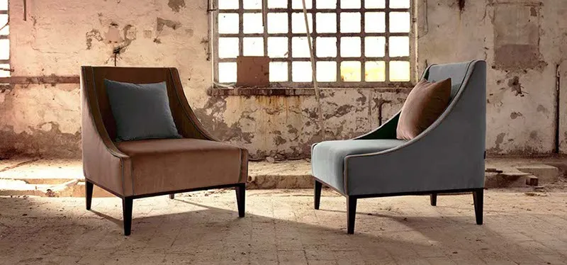 Divano e poltrona Sikka Domingo in un ambiente industriale