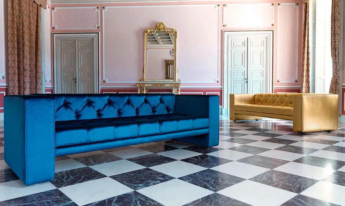 Divano Tubby Domingo in velluto blu in un salone classico