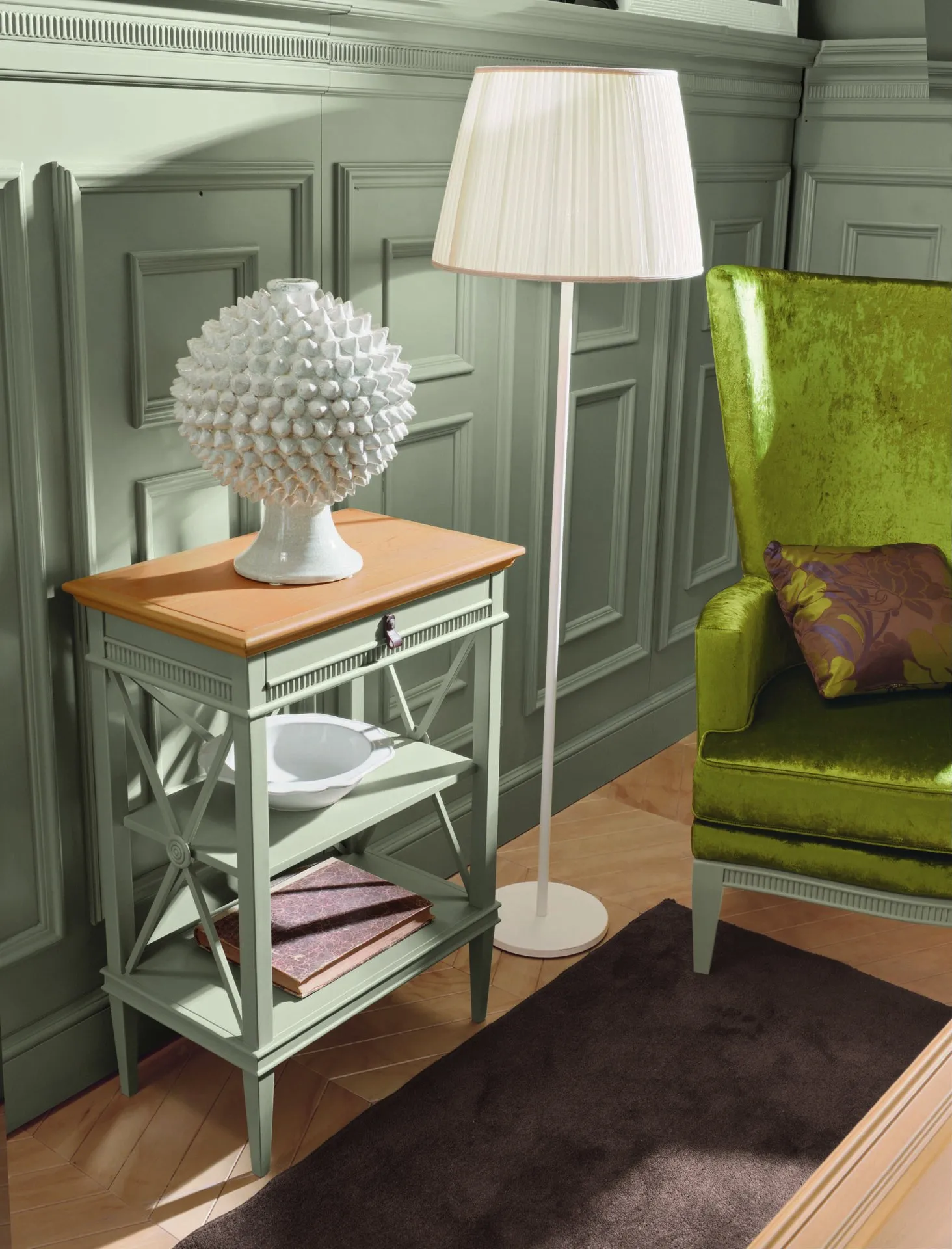 Consolle Tosato 24.28 color Dover con cassetto, accanto a una poltrona verde e una lampada da terra