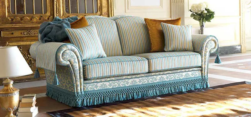 Divano Arthur Domingo azzurro chiaro con passamanerie