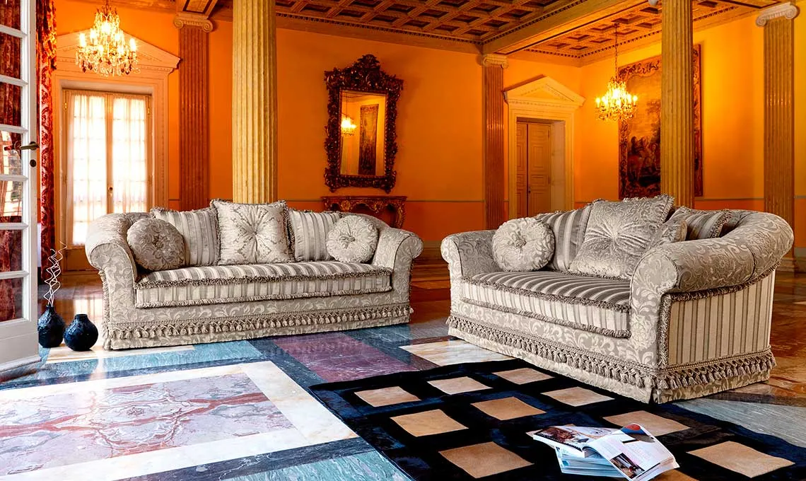 Divani classici Ludovica Domingo in un salone dai toni caldi