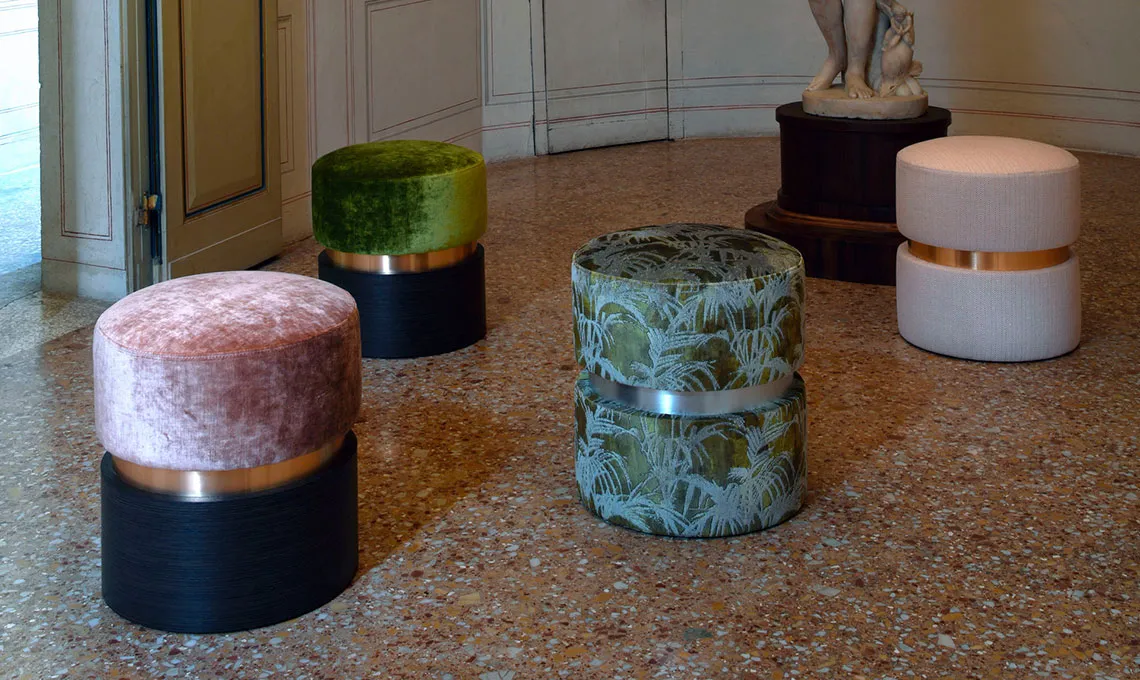 Pouf Tara Domingo in tessuti diversi su un pavimento alla veneziana
