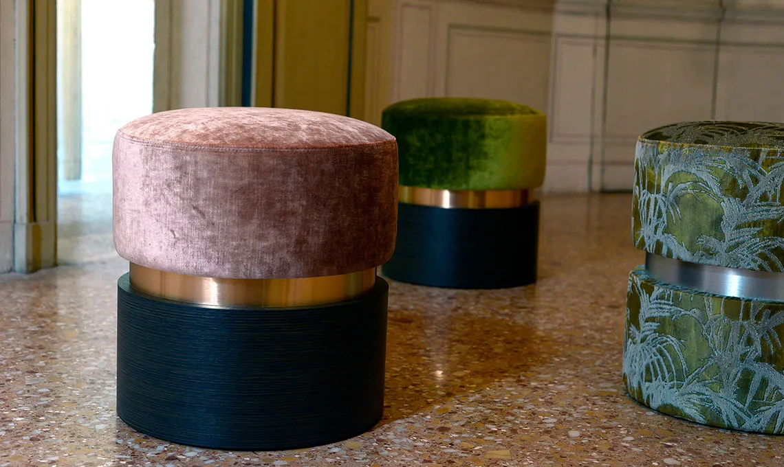 Pouf Tara Domingo rosa con base in laminato scuro, da vicino