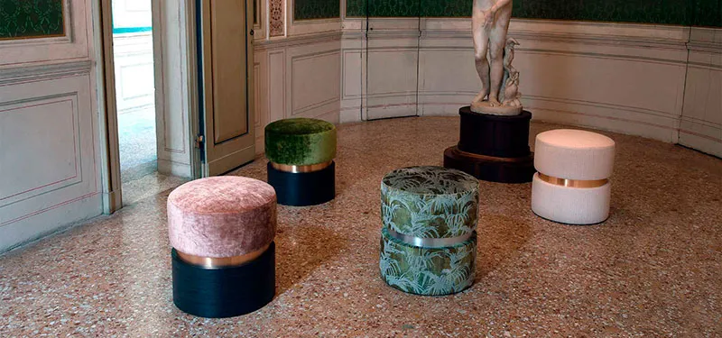 Gruppo di pouf Tara Domingo in un salone storico