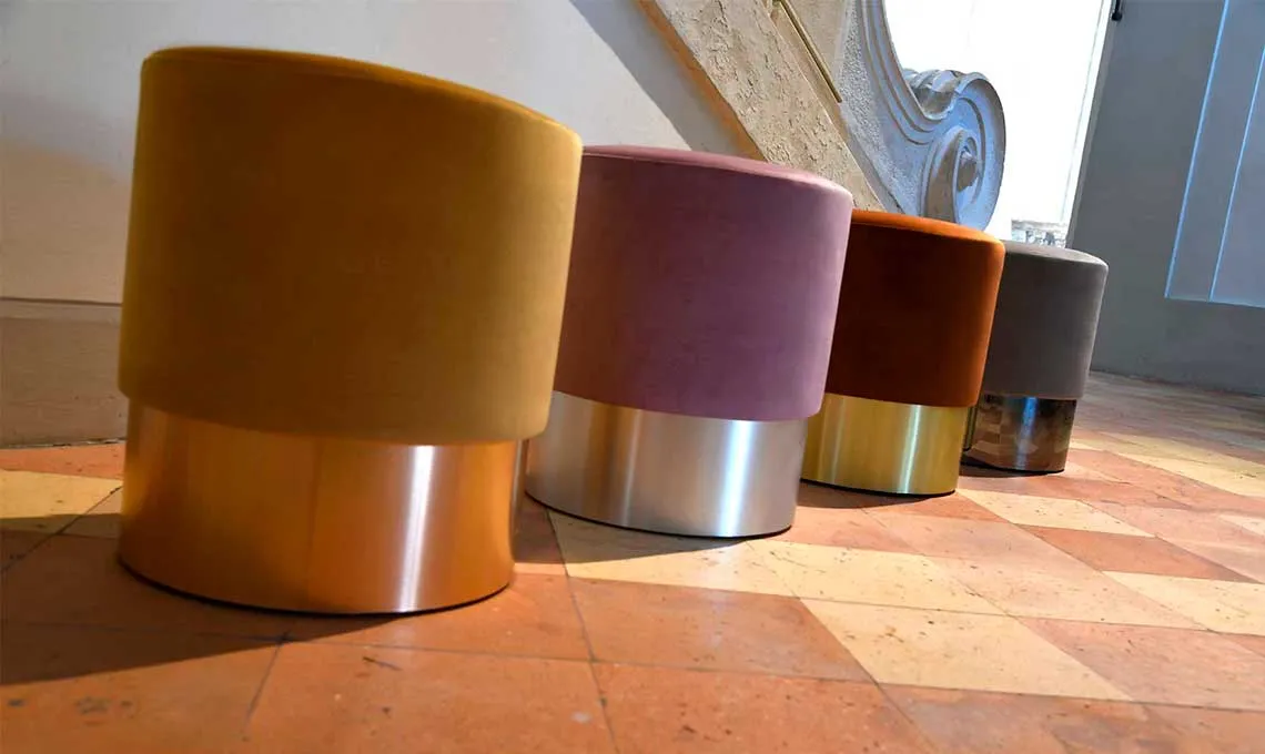 Pouf Chione Domingo ocra e viola con base dorata