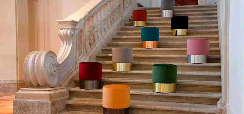 Pouf Chione Domingo multicolori sui gradini di uno scalone