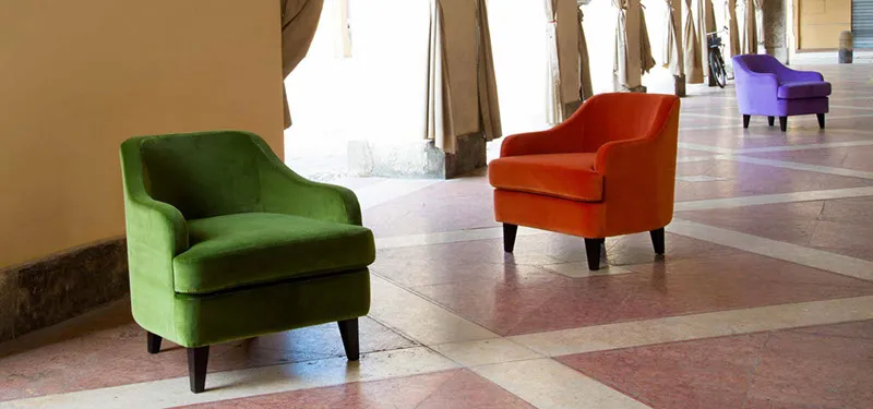 Poltrone Nor Domingo verdi e arancio in una sala