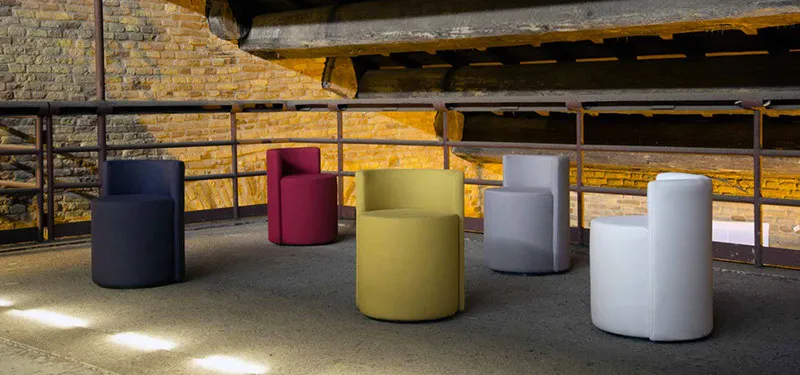 Poltroncine Percy Domingo colorate in un loft