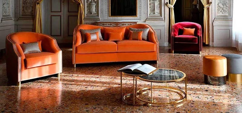 Poltroncine e divano Cleio Domingo arancio in un salone