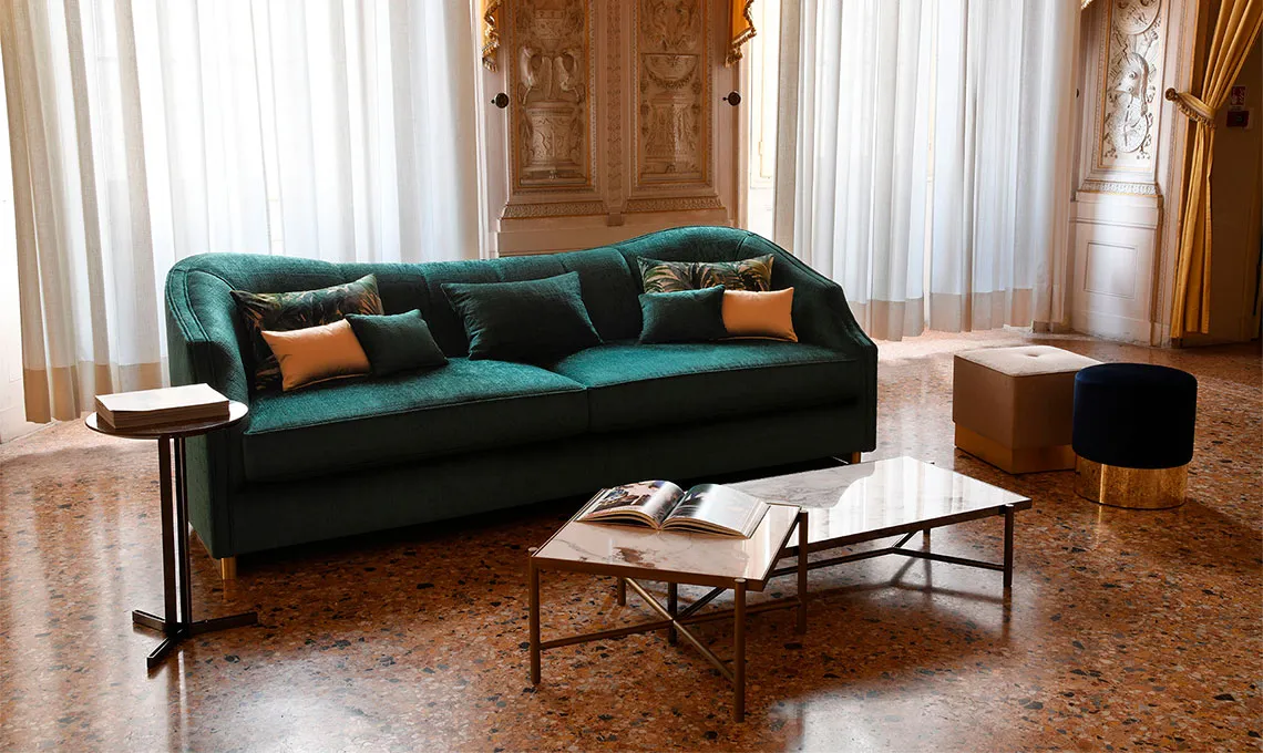 Divano Cleio Domingo verde in un salone con boiserie